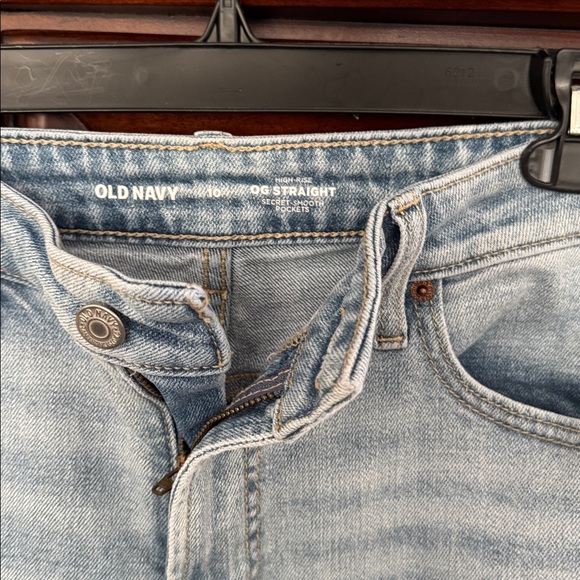 Old Navy Women's Light Wash Straight Leg Jeans - Picture 3 of 3